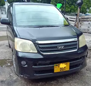 Toyota Noah 2.0 FWD (8 Seater) 2005 Black