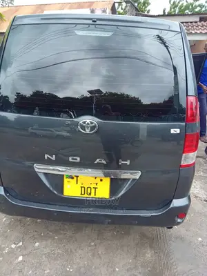 Toyota Noah 2.0 FWD (8 Seater) 2005 Black