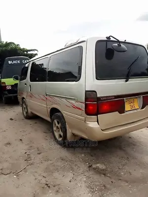 Toyota HiAce 2000 Silver