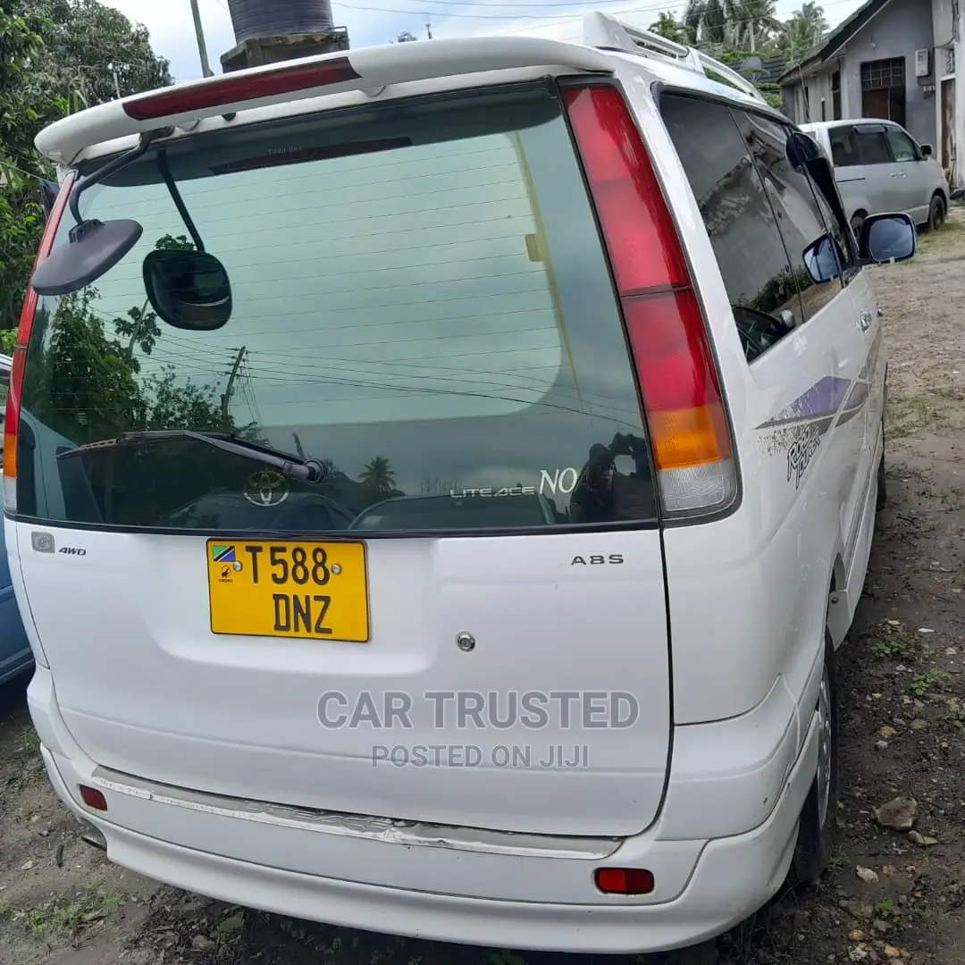 Toyota Noah 2.0 FWD (8 Seater) 2001 White