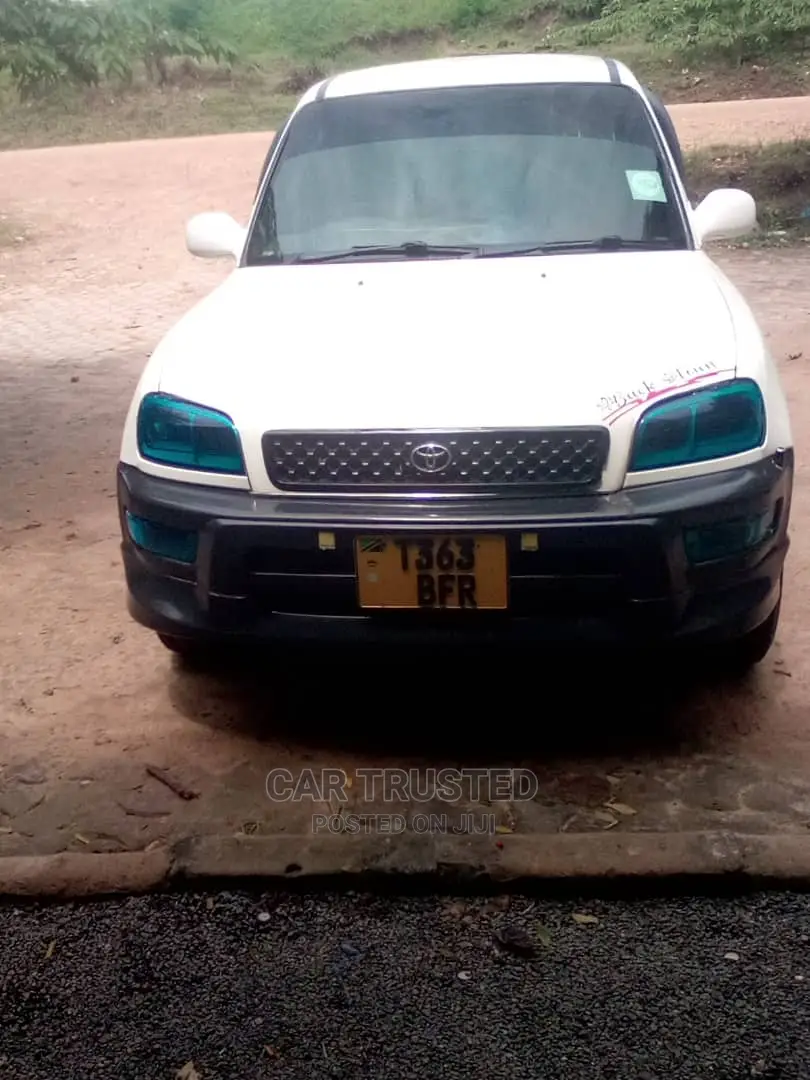 Toyota RAV4 Base 4x4 1999 White
