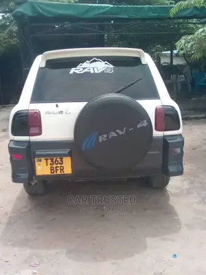 Toyota RAV4 Base 4x4 1999 White