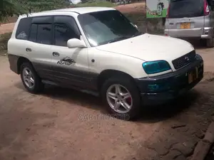 Toyota RAV4 Base 4x4 1999 White