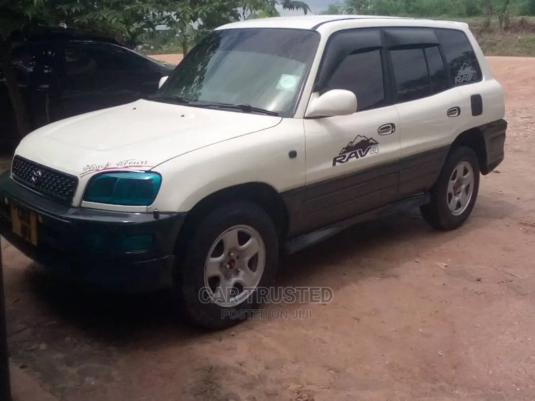 Toyota RAV4 Base 4x4 1999 White