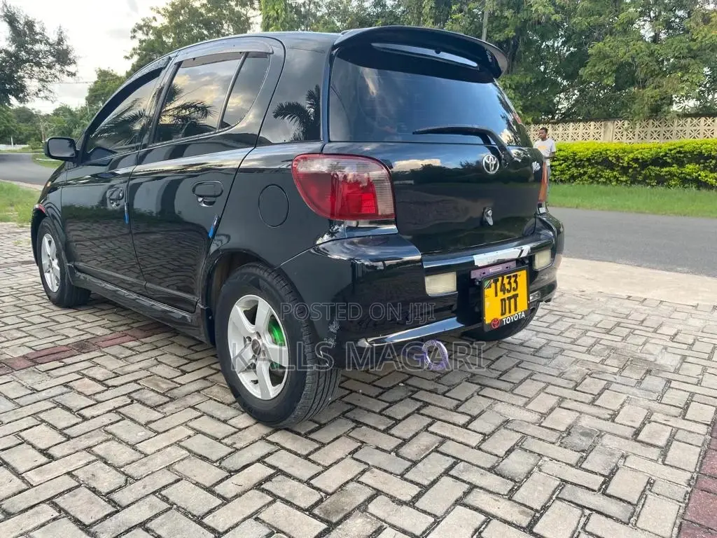 Toyota Vitz 2002 Black