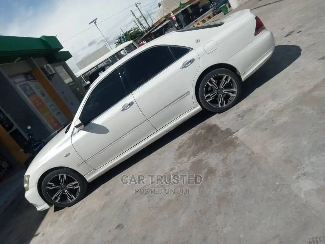 Toyota Crown 2006 White