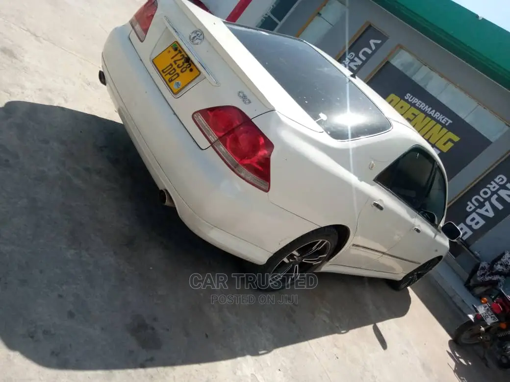 Toyota Crown 2006 White
