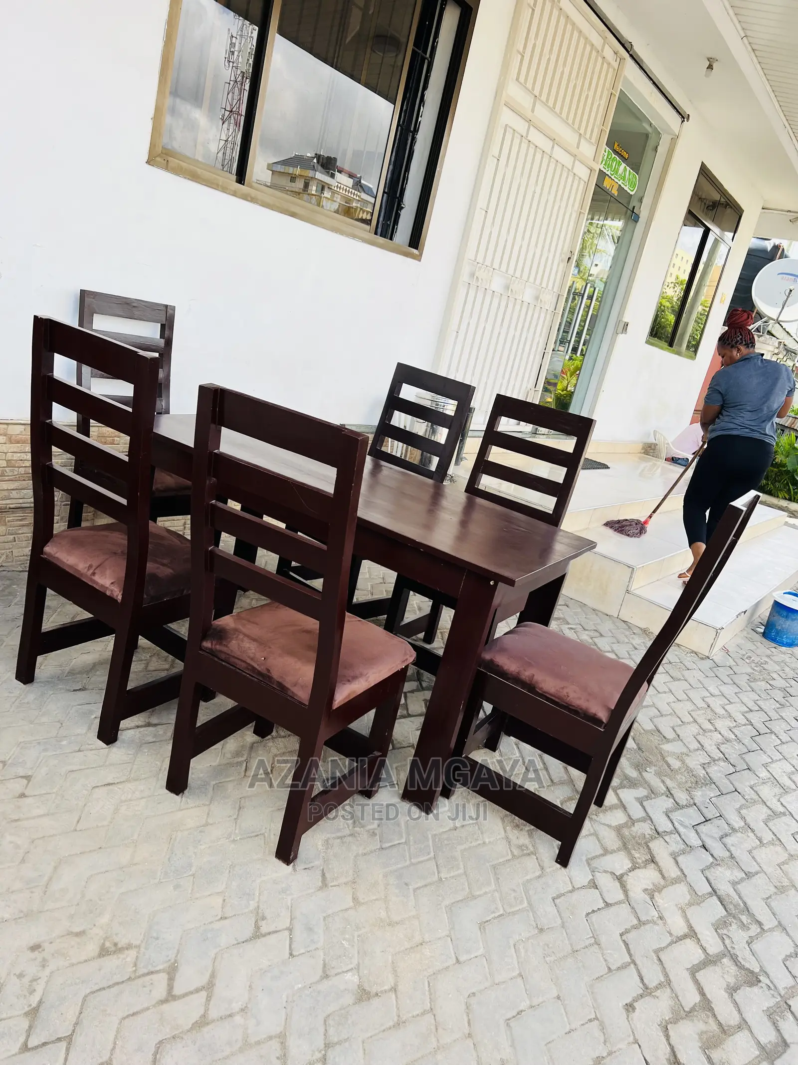 Dinning Table Mpya Ya Vit 6,Uza Nunua Nam Used Na Vipya