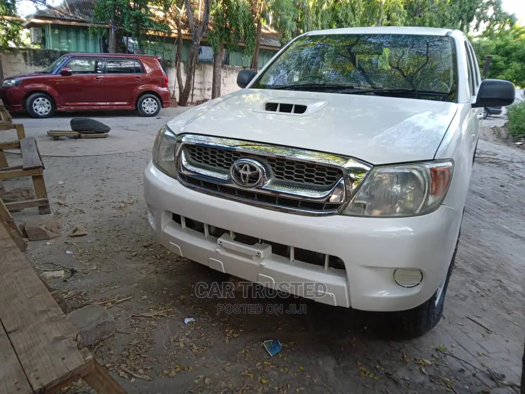 Toyota Hilux 2006 White