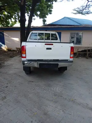 Toyota Hilux 2006 White