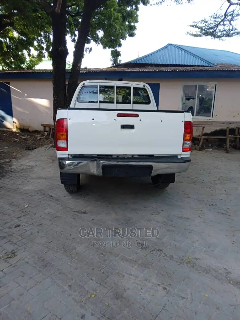 Toyota Hilux 2006 White