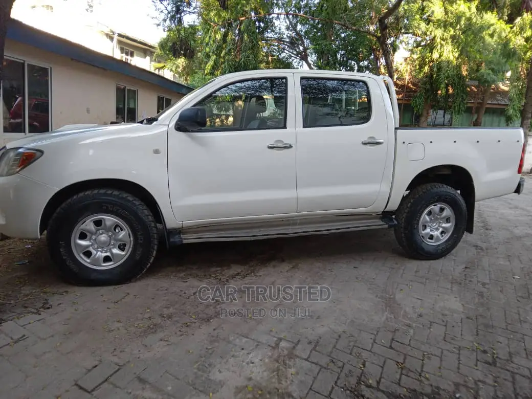 Toyota Hilux 2006 White