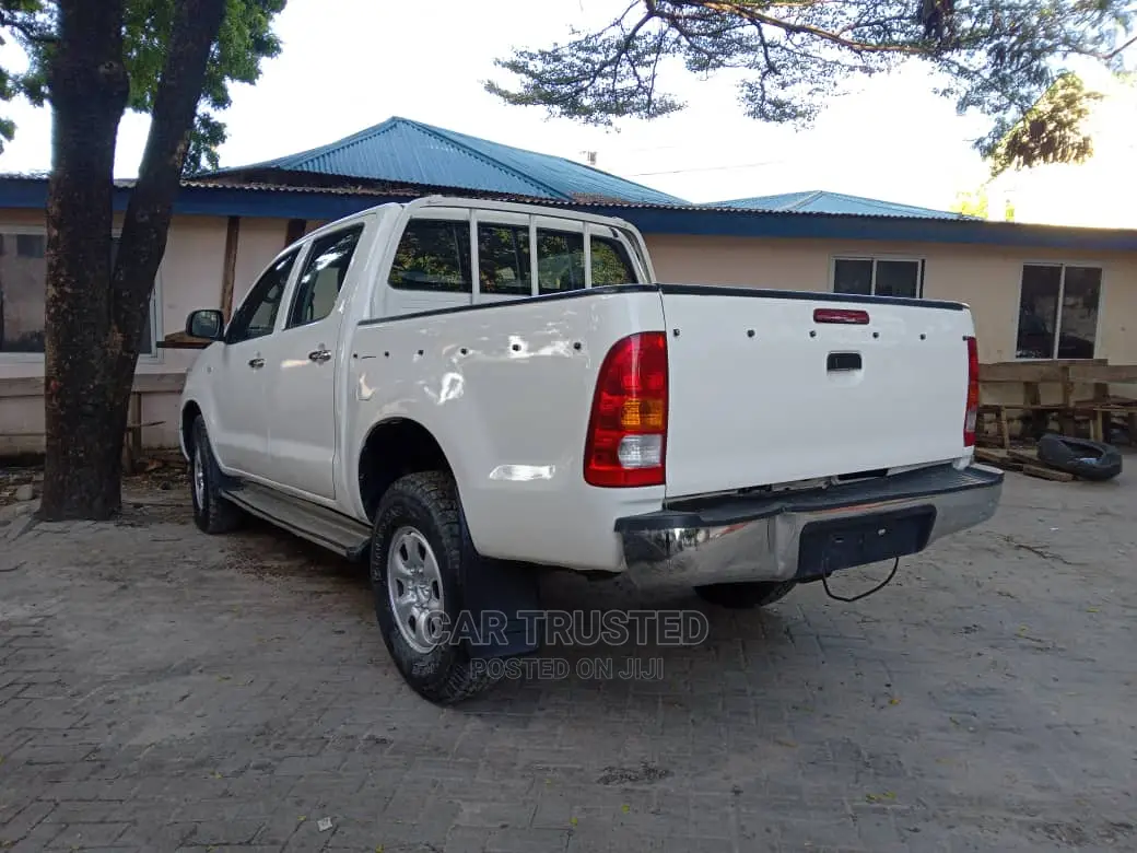 Toyota Hilux 2006 White