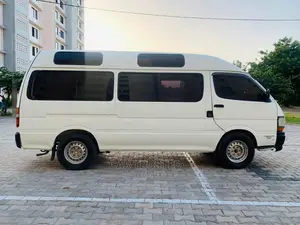 Toyota HiAce Siyaya 2004 White