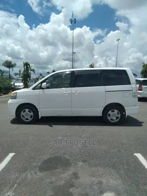 Toyota Noah 2.0 FWD (8 Seater) 2001 White