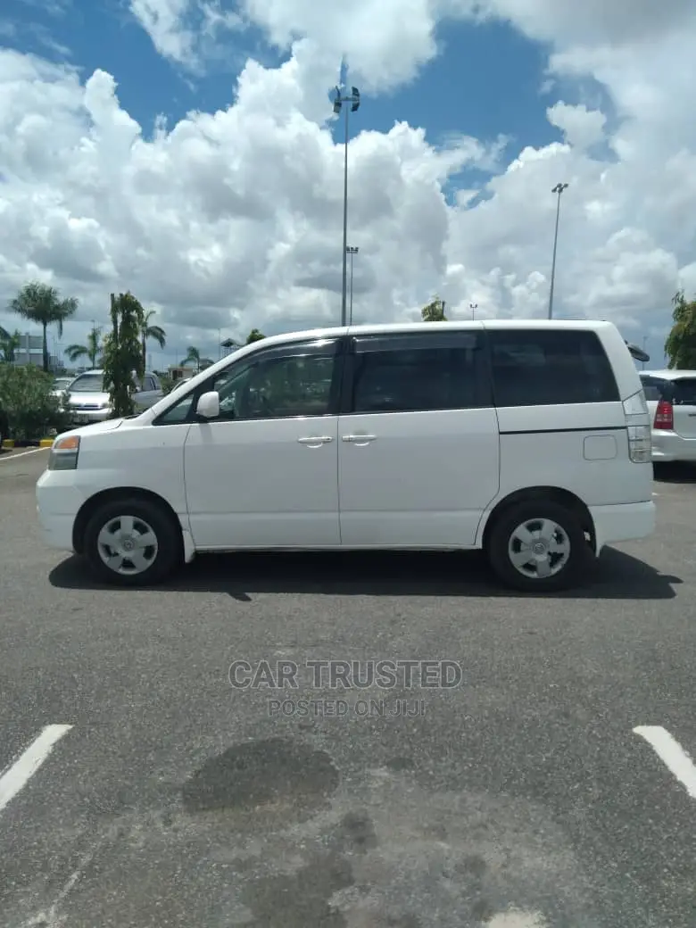 Toyota Noah 2.0 FWD (8 Seater) 2001 White