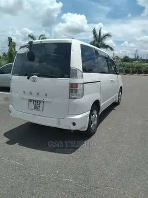 Toyota Noah 2.0 FWD (8 Seater) 2001 White