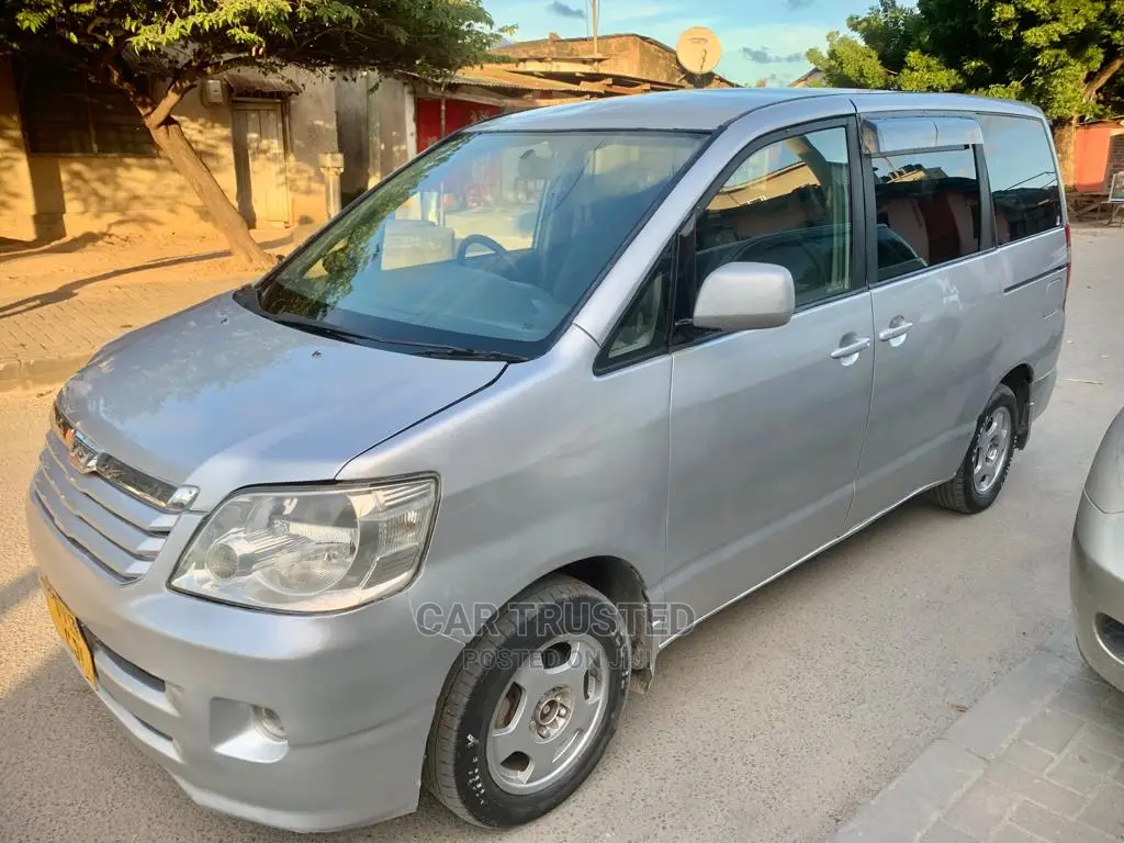Toyota Noah 2.0 FWD (8 Seater) 2003 Silver