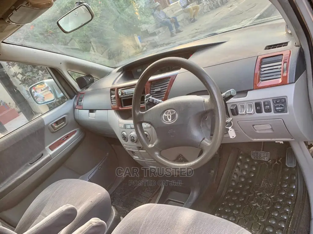 Toyota Noah 2.0 FWD (8 Seater) 2003 Silver