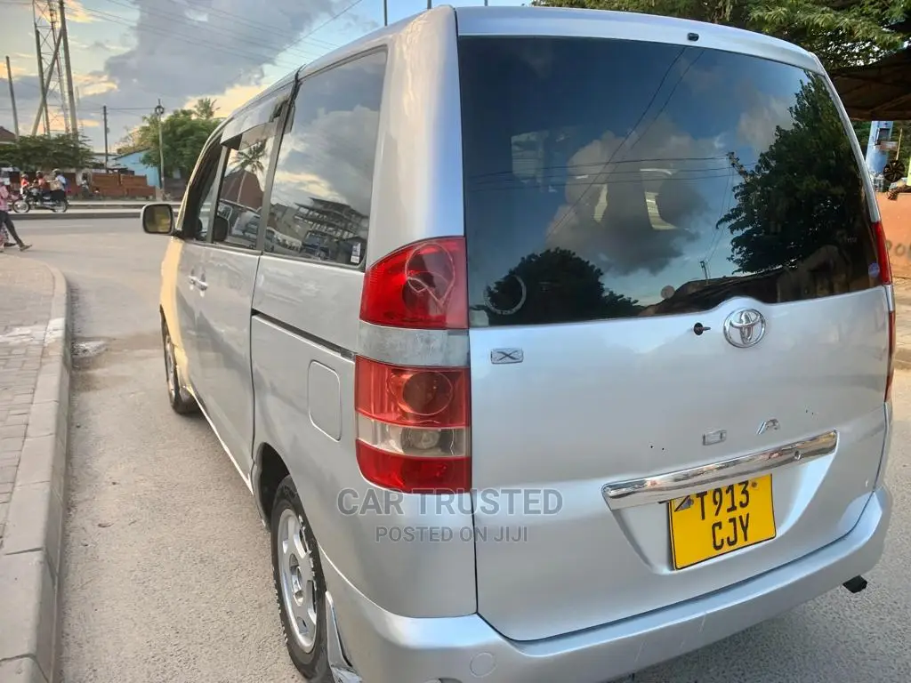 Toyota Noah 2.0 FWD (8 Seater) 2003 Silver