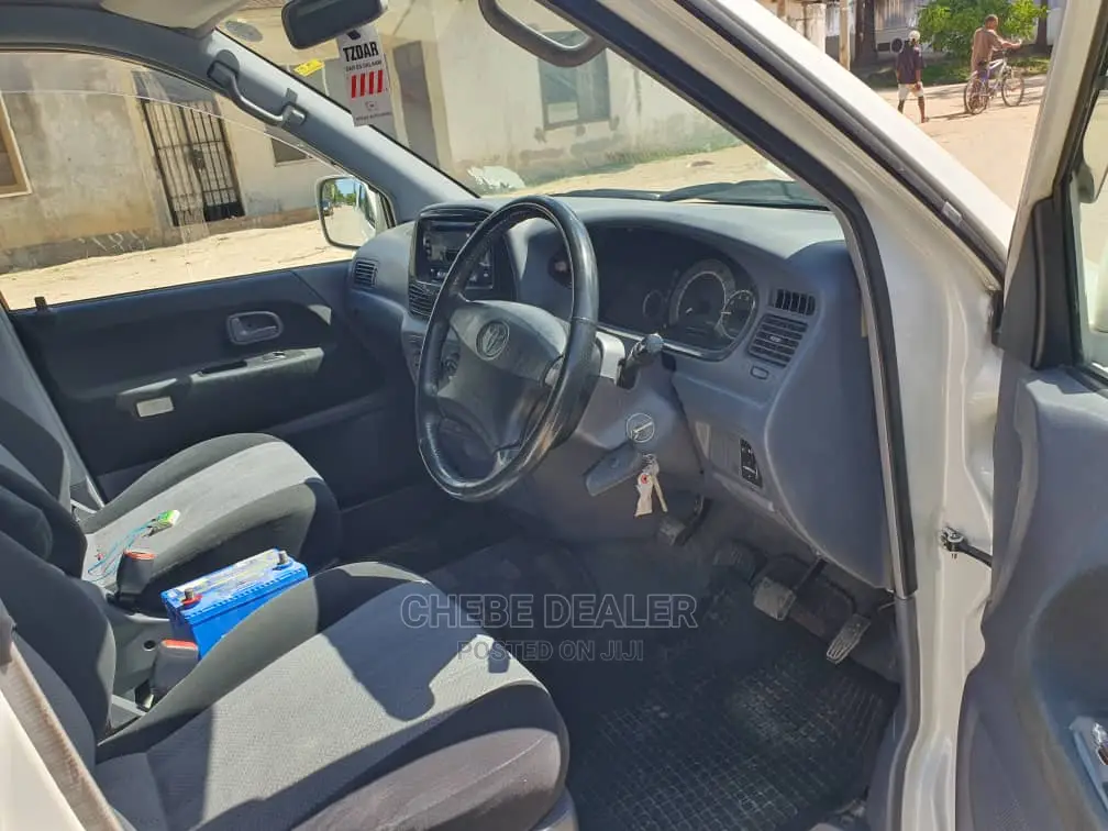 Toyota Noah 2.0 AWD (8 Seater) 2005 White