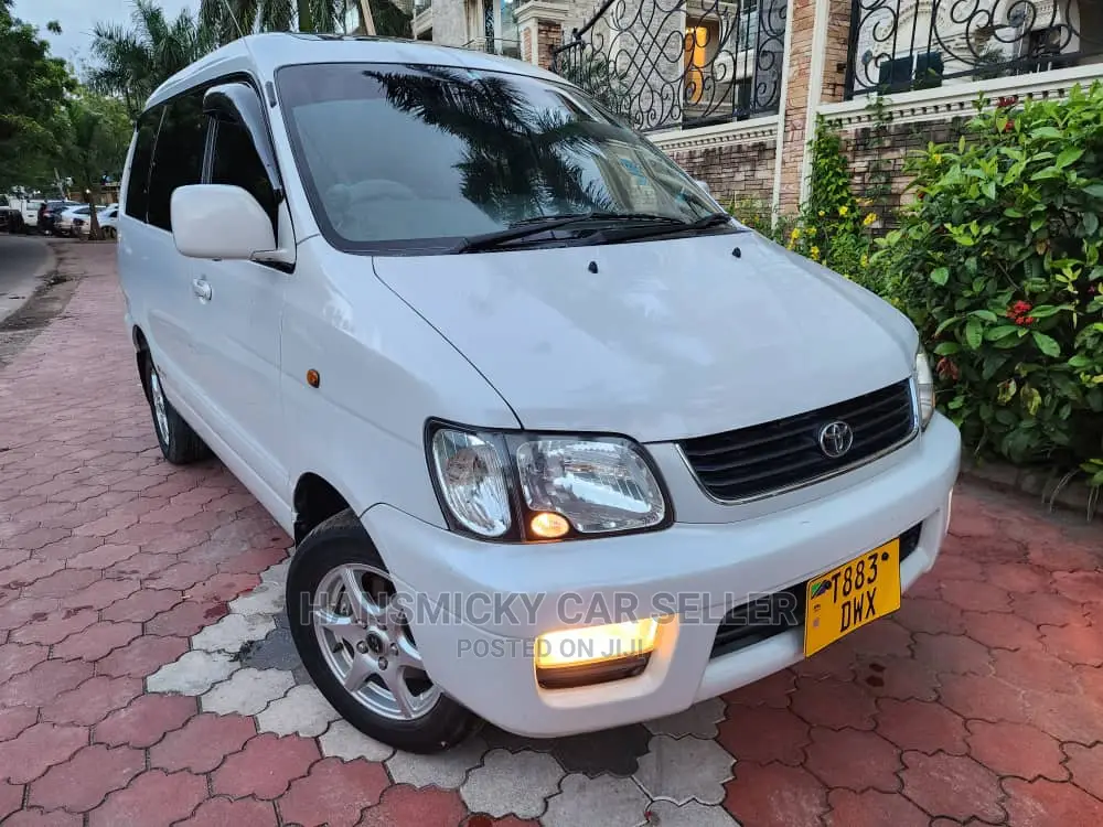 Toyota Noah 2003 White