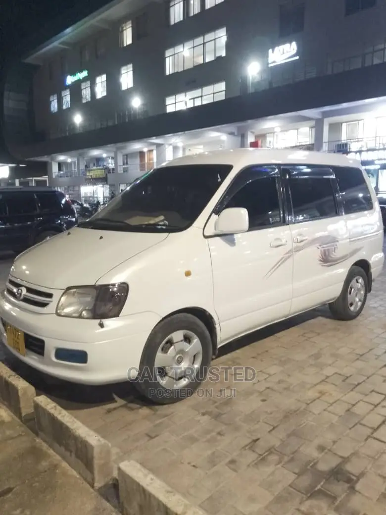 Toyota Noah 2.0 FWD (8 Seater) 2001 White