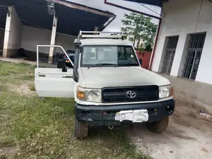 Toyota Land Cruiser 2011 White