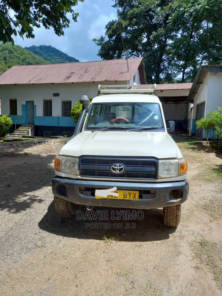 Toyota Land Cruiser 2011 White