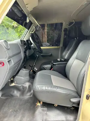 Toyota Land Cruiser 4.0 V6 DLX 2015 Beige