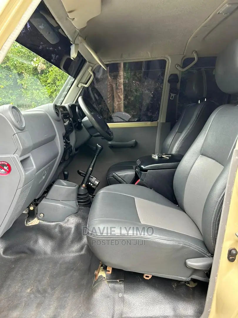 Toyota Land Cruiser 4.0 V6 DLX 2015 Beige