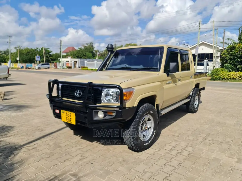 Toyota Land Cruiser 4.0 V6 DLX 2015 Beige