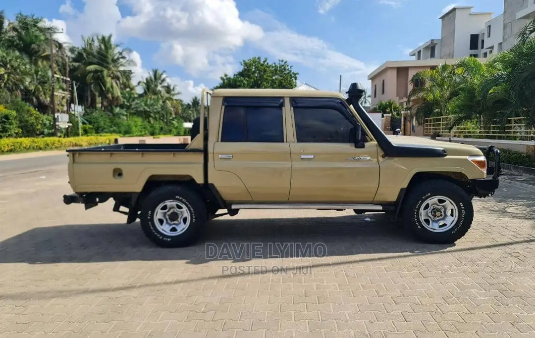 Toyota Land Cruiser 4.0 V6 DLX 2015 Beige