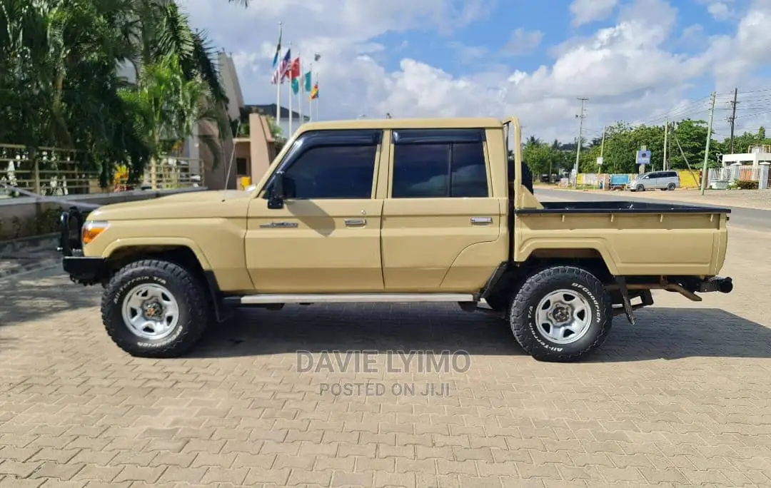 Toyota Land Cruiser 4.0 V6 DLX 2015 Beige