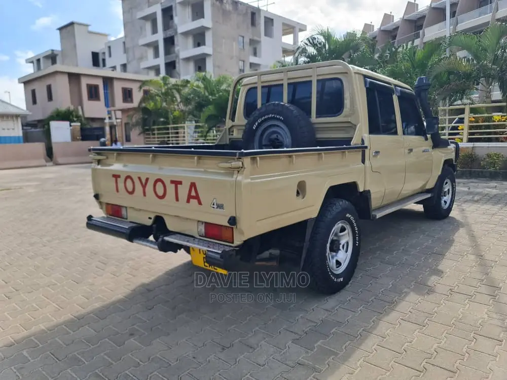 Toyota Land Cruiser 4.0 V6 DLX 2015 Beige