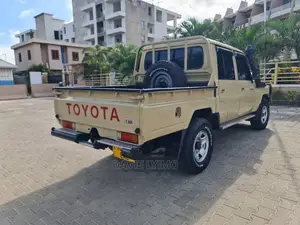 Toyota Land Cruiser 4.0 V6 DLX 2015 Beige