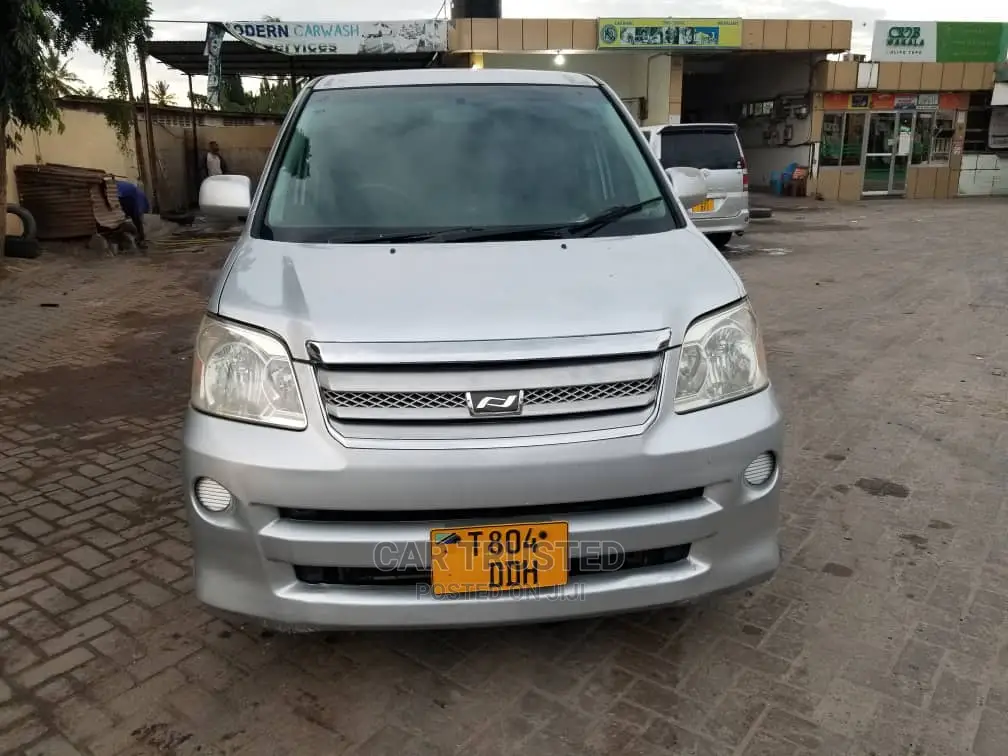 Toyota Noah 2.0 FWD (8 Seater) 2005 Silver