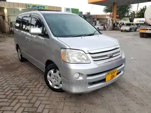 Toyota Noah 2.0 FWD (8 Seater) 2005 Silver