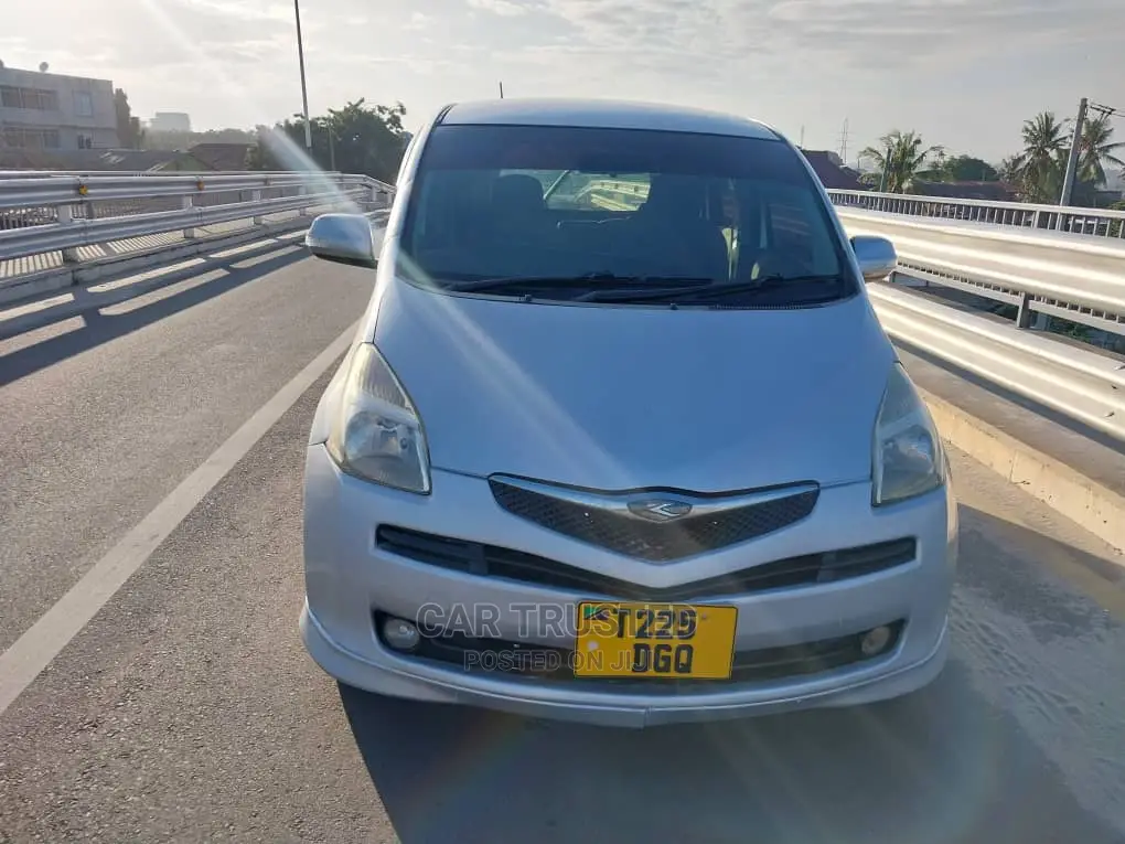 Toyota Ractis 1.5 AWD 2005 Silver
