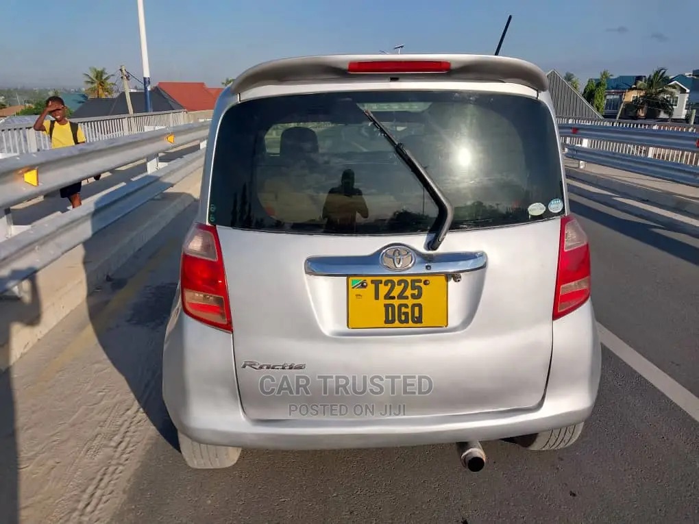 Toyota Ractis 1.5 AWD 2005 Silver