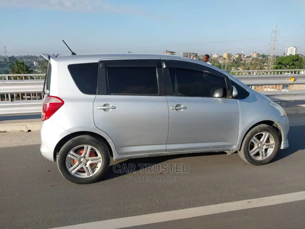 Toyota Ractis 1.5 AWD 2005 Silver