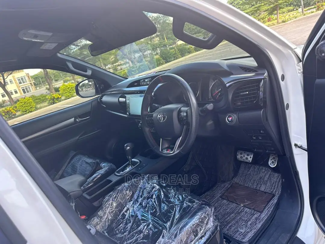 Toyota Hilux 2021 White