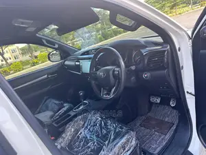 Toyota Hilux 2021 White