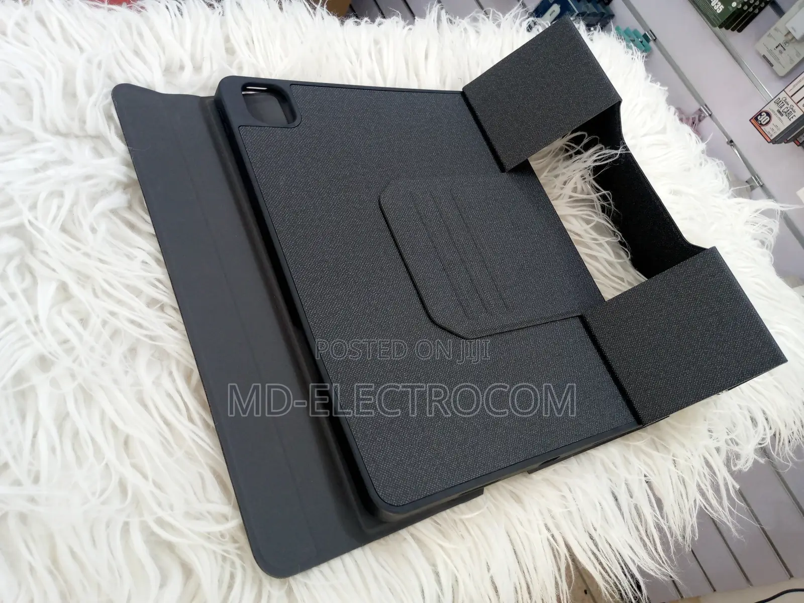 IPAD PRO COVER With Keyboard 12.6"