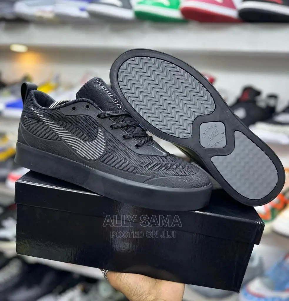 completely black nike shoes