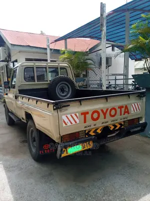 Toyota Land Cruiser HDJ 100 2001 Beige