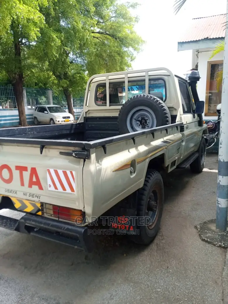 Toyota Land Cruiser HDJ 100 2001 Beige