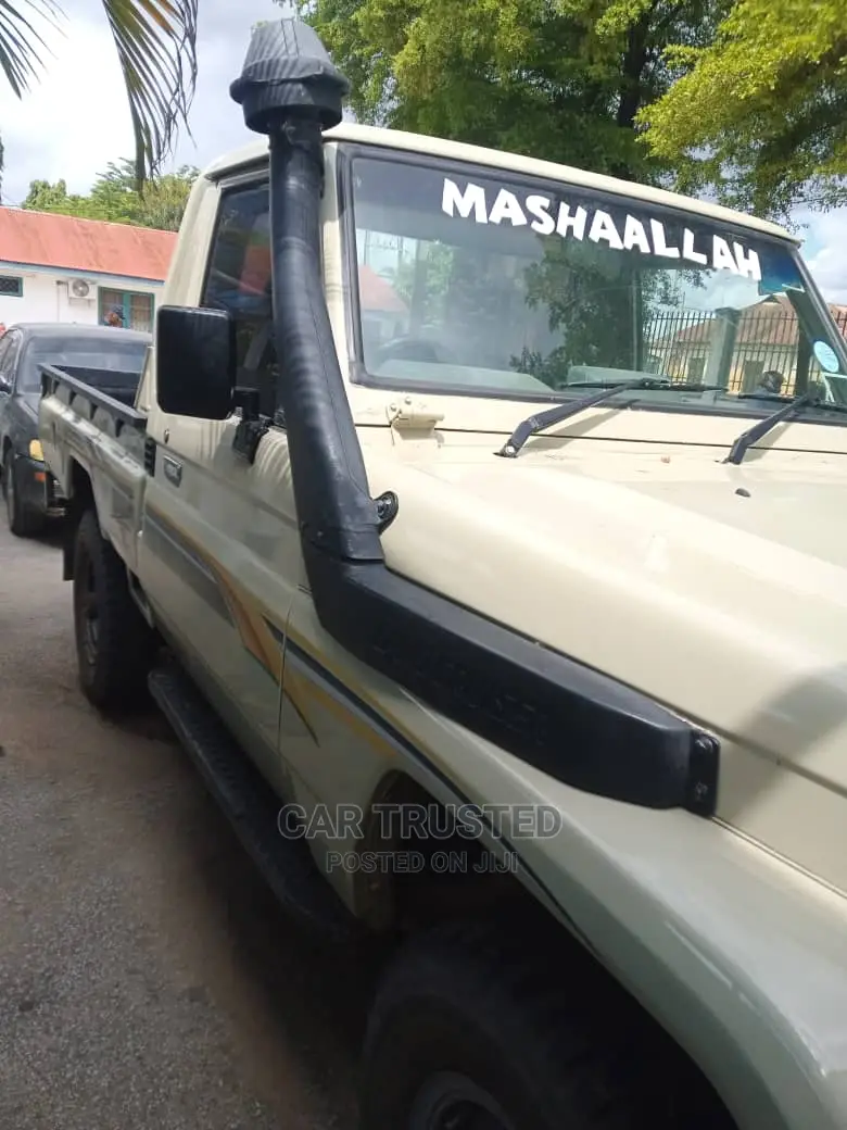 Toyota Land Cruiser HDJ 100 2001 Beige