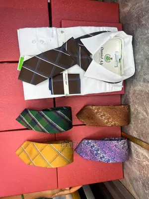 Tai Nzito Za Kisasa Na Pocket Square