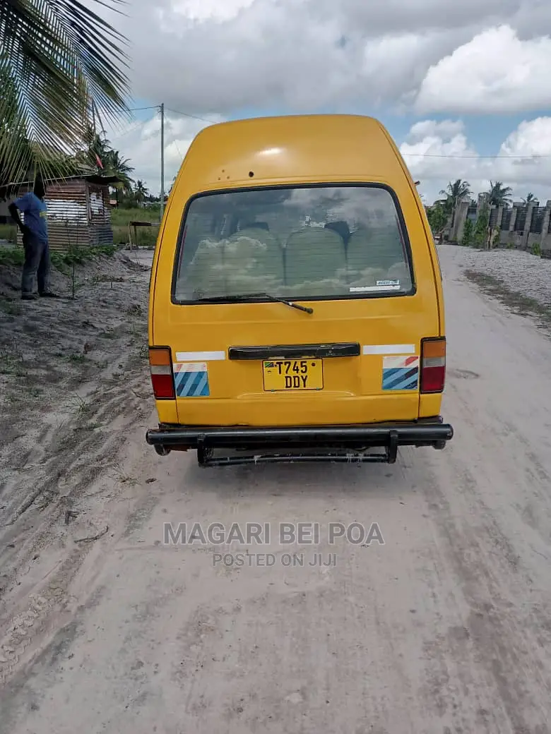 Toyota HiAce 1984 Orange